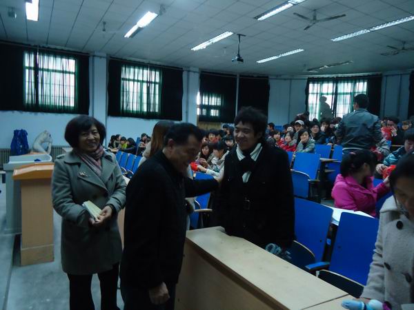 伟德国际1946源于英国召开勤工助学学生座谈会-