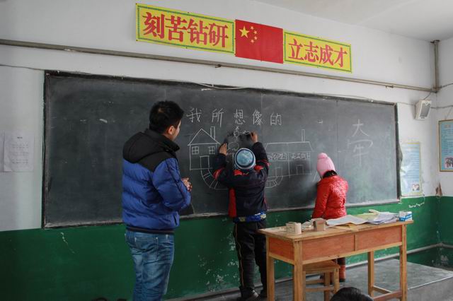 伟德国际1946源于英国赴崔庄小学看望留守儿童