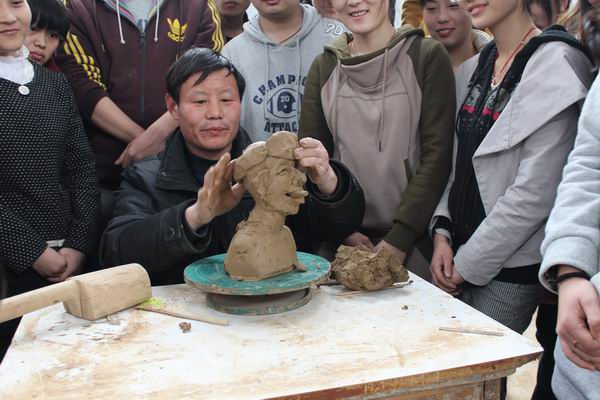 伟德国际1946源于英国举办非物质文化遗产走进校园系列活动