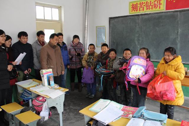 伟德国际1946源于英国赴崔庄小学看望留守儿童