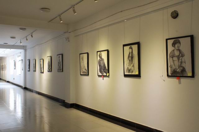 伟德国际1946源于英国举办人物写生课堂习作汇报展