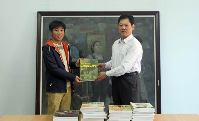 伟德国际1946源于英国毕业生捐赠作品与画册